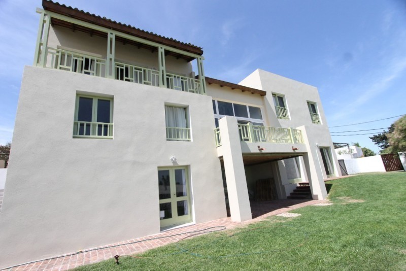 Cómoda casa en alquiler a pasitos del agua en La Barra.